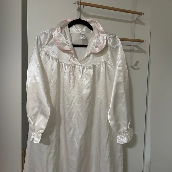 Elegant vintage style White Satin Night gown - Picture 3 of 9